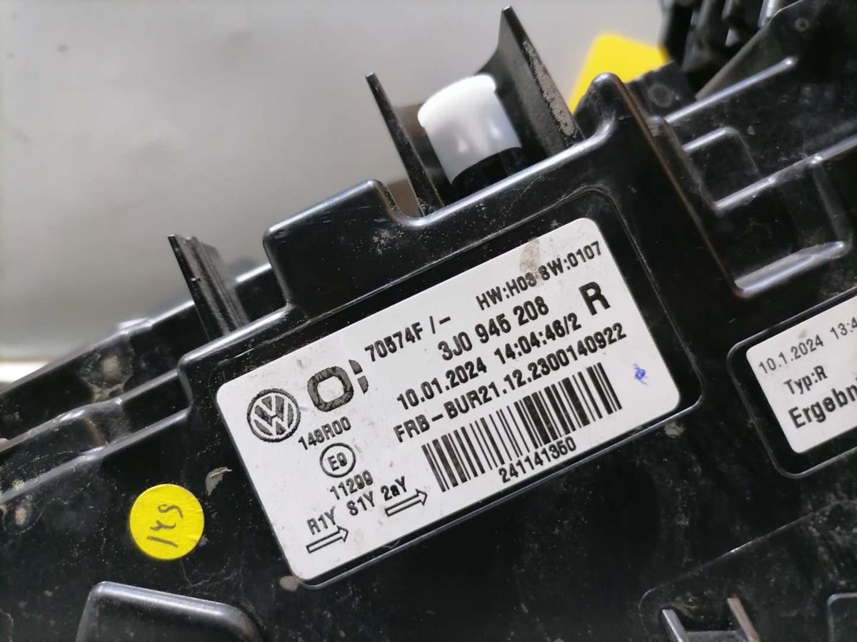 VW Passat B9 original R&uuml;cklicht R&uuml;ckleuchte rechts au&szlig;en LED Kombi Variant Bj.2024